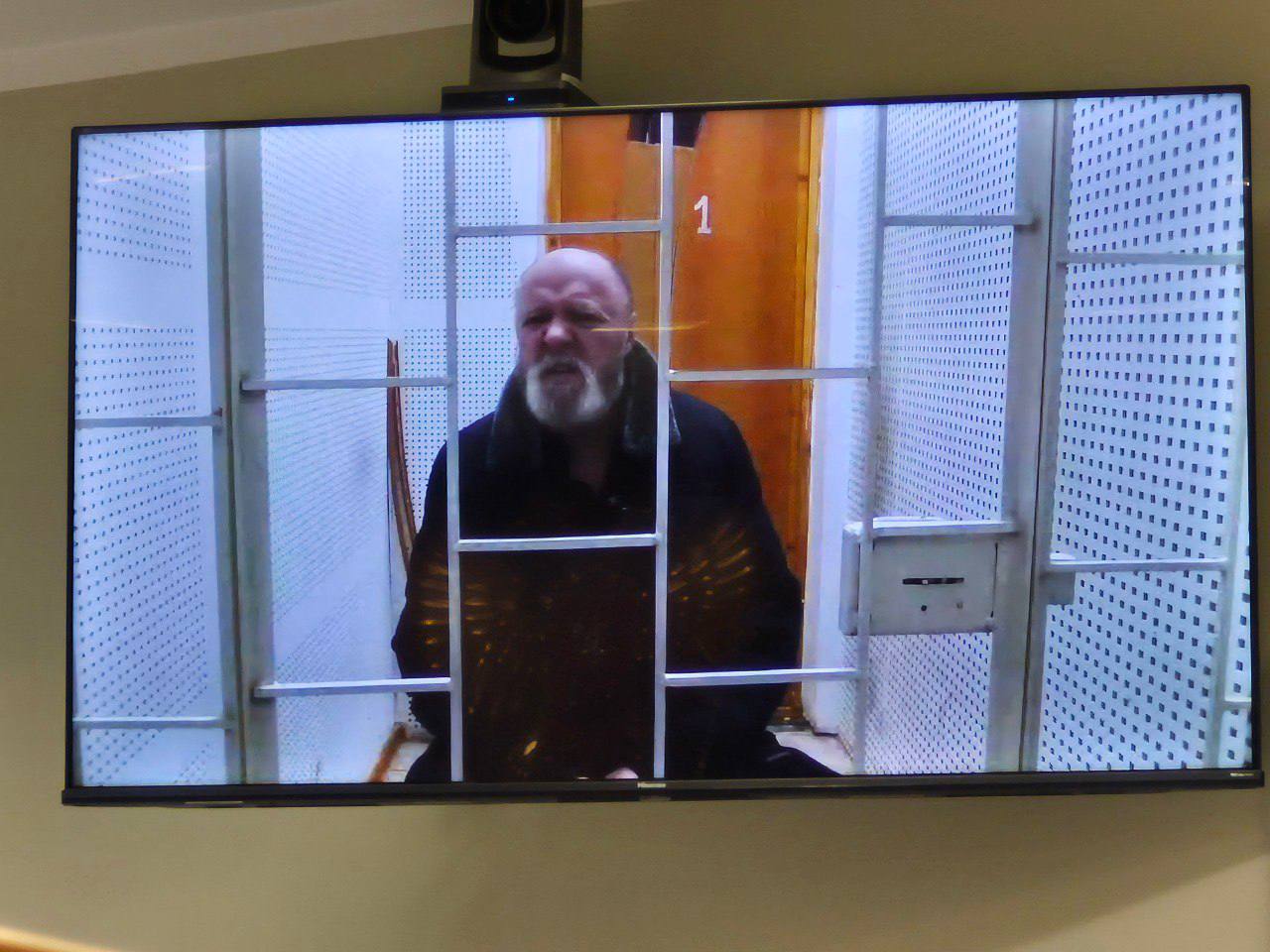 Бывший судья Центрального районного суда г Сочи останется под стражей Краснодарский краевой суд оставил без удовлетворения апелляционную жалобу на постановление Первомайского районного суда г Краснодара об избрании в отношении Валерия Слуки меры пресечения в виде заключения под стражу Бывший судья Центрального районного суда г Сочи обвиняется в совершении преступлений предусмотренных ч 2 ст 286 и ч 1 ст 305 УК РФ Из материалов следует что Слука превышая должностные полномочия в нарушение территориальной подсудности необоснованно принял к производству исковые заявления граждан Без фактического рассмотрения исследования доказательств и не привлекая к участию представителей ответчика и заинтересованных лиц он вынес семь заведомо неправосудных решений повлекших незаконное изъятие земельных участков в городе Сочи из муниципальной собственности Данные факты выявлены в ходе проверки деятельности Центрального районного суда г Сочи проведенной в 2022 году Краснодарским краевым судом В апелляционной инстанции решения вынесенные Слукой отменены в удовлетворении исков отказано земельные участки возвращены в муниципальную собственность В ноябре 2022 года в квалификационную коллегию судей Краснодарского края поступило обращение председателя Совета судей Краснодарского края о привлечении Валерия Слуки к дисциплинарной ответственности Поводом стали выявленные в ходе проверки факты грубого нарушения судьей процессуального закона и норм материального права о чем свидетельствовало возрастающее с каждым годом количество отмененных апелляционной инстанцией решений вынесенных судьей а также количество частных определений и замечаний в его адрес со стороны вышестоящих судов 2021 г 6 2022 г 8 В феврале 2023 года решением квалификационной коллегии судей Краснодарского края на судью Валерия Слуку было наложено дисциплинарное взыскание в виде досрочного прекращения полномочий судьи с лишением седьмого квалификационного класса В июле 2023 года председателем Краснодарского краевого суда А Н Шипиловым в адрес председателя Следственного комитета РФ А И Бастрыкина было направлено письмо с выводами о необходимости провести в отношении Слуки процессуальную проверку в связи с тем что в его действиях усматриваются признаки состава преступлений предусмотренных ч 2 ст 286 и ч 1 ст 305 УК РФ Материалы проверки проведенной Краснодарским краевым судом и предоставленные в СК РФ стали поводом для возбуждения в отношении бывшего судьи уголовного дела На время следствия Валерий Слука по решению суда останется под стражей