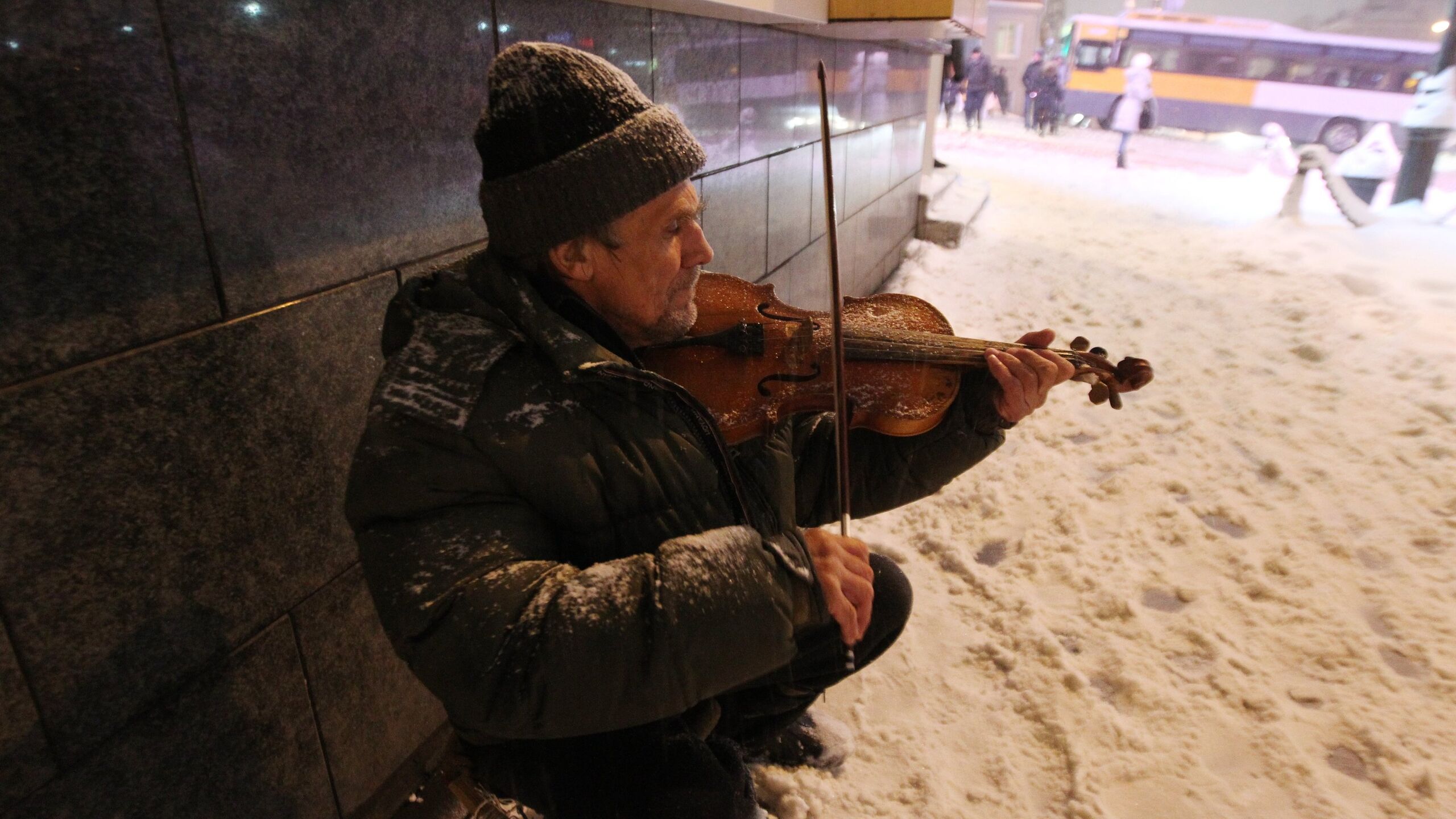 Новые правила для уличных музыкантов ввели в Краснодаре теперь желающие должны согласовывать свои выступления минимум за 20 рабочих дней брать обязательную оплату за выступления им запрещено а число музыкантов в коллективе не должно превышать шести следует из постановления городской администрации Так желающий провести выступление в Краснодаре должен предоставить в городское управление культуры паспортные данные всех выступающих дату время начала и окончания выступления название коллектива или творческий псевдоним при наличии жанр планируемый репертуар и при наличии видеозапись с примером выступления В заявлении также должен быть указан адрес открытой площадки для уличного выступления в соответствии с утвержденным списком Заявление подаётся заявителем в управление культуры не позднее 20 рабочих дней до начала уличного выступления говорится в документе