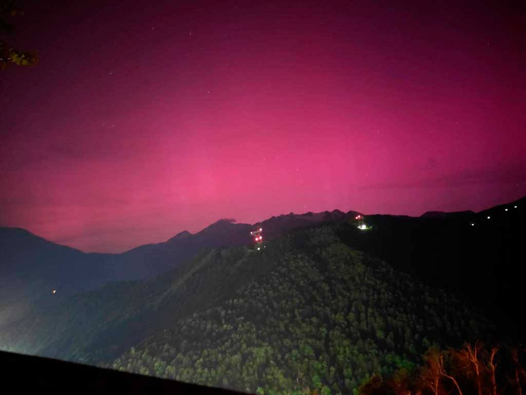 7 ноября жители Сочи смогут наблюдать полярное сияние Космическое явление будет вызвано магнитной бурей На данный момент действует умеренная буря G2 однако к 7 ноября она достигнет значений G3 или даже G4 5 Сияние будет видно из за медленного выброса солнечной вспышки М7 4 которая ударит по магнитосфере Земли Возникновение сияния нетипично для широт столицы и Сочи Однако буря будет достаточно сильной поэтому наблюдать явление можно будет и на территориях далеких от полюсов Последний раз жители Сочи наблюдали полярное сияние в ночь на 11 мая 2024 года SOCHI TODAY в MAX