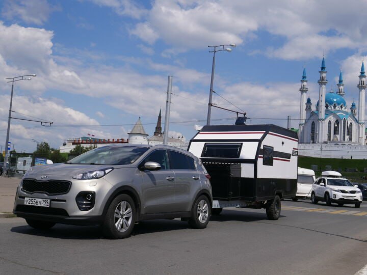 Казань вошла в список наиболее популярных направлений для автотуризма — по сравнению с прошлым годом, количество поездок в столицу Татарстана выросло в 2 раза, говорится в исследовании «Авито Услуг». Самый большой рост спроса на трансфер с мая прошлого года зафиксировали на азиатском направлении — трансферы в КНП стали заказывать на 84% чаще. Спрос на трансферы, по вырос на 26% по сравнению с маем прошлого года. По данным аналитиков, особенно заметен ажиотаж среди москвичей — в 5,6 раза +462% , что связано с упрощением визового режима. Отдых в горах остается фаворитом у многих россиян — спрос на путешествия на Алтай за год подскочил на 70%. Чаще всего едут из Перми в 4 раза , Барнаула в 2,5 раза и Томска в 2 раза . Наиболее востребованное направление — Закавказье. Поездки в Армению за год стали популярнее на 53%, причем основной рост спроса пришелся на Краснодар в 5 раз , Ростов-на-Дону в 3 раза и Казань в 2 раза , уточнили в сервисе. Грузия оказалась чуть менее популярна +29% , но сюда все так же стремятся туристы с юга России — Крыма в 3,7 раза и Ростова-на-Дону в 3,4 раза , — а также подтягиваются жители Санкт-Петербурга +89% . Пока пляжи только прогреваются, россияне уже бронируют трансферы на черноморские курорты. Так, спрос на перевозки в Ялту вырос на 44% за год. Наибольшую активность проявили туристы из Оренбурга в 4 раза , Москвы в 2,3 раза и Пскова в 2 раза . Заранее россияне заказывают трансфер и в Сочи +23% . Основной поток туристов идет из Ярославля в 6,7 раза , Нижнего Новгорода в 6,3 раза и Астрахани в 5 раз .