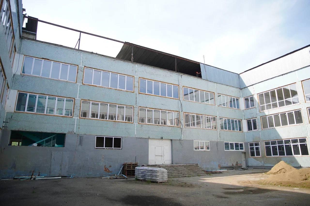 Капремонт школы №24 в Белове будет продолжен, заявил губернатор Илья Середюк Ранее жители писали в соцсетях, что работы прекратились. Губернатор сообщил, в этом году работы оплатят предприятия. В следующем – предусмотрят деньги в областном бюджете. Вести-Кузбасс Новости