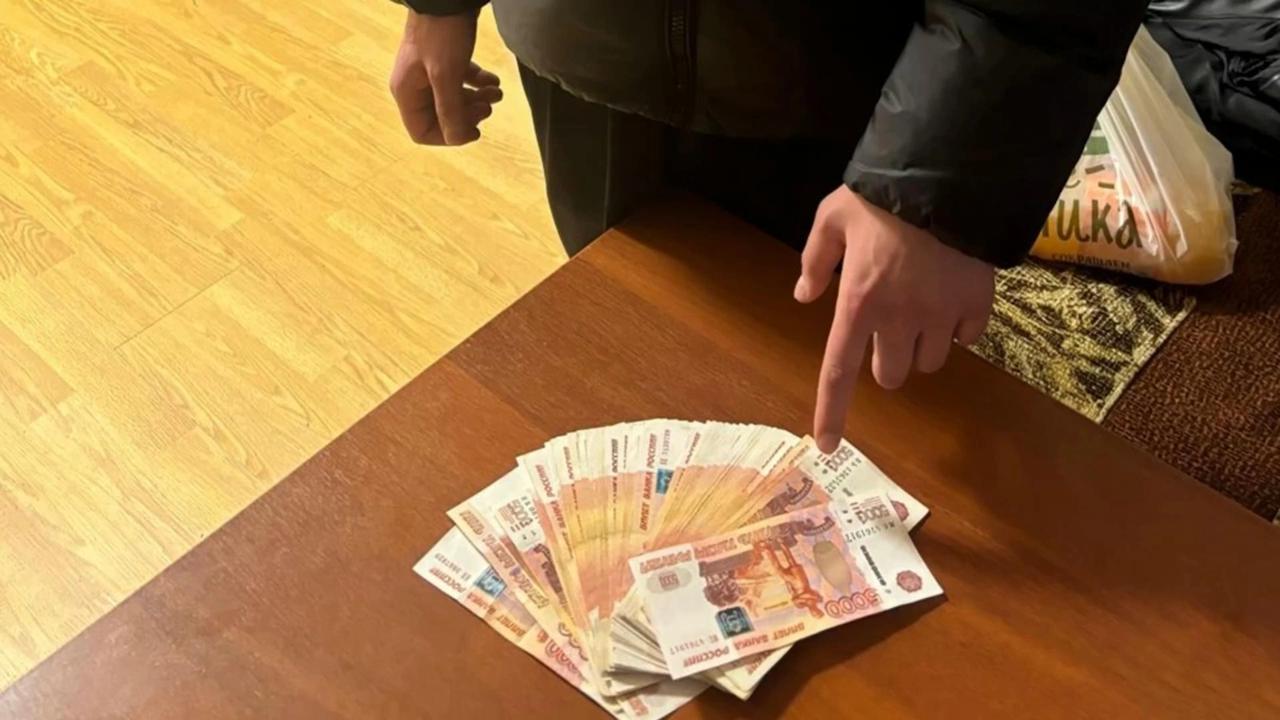 ‼ В Петербурге задержан 16-летний курьер, похитивший у пенсионерки более миллиона рублей 70-летняя жительница Выборгского района стала жертвой телефонных мошенников. По их указанию женщина передала «курьеру» 230 тысяч рублей и 1240 евро якобы для «декларирования». Затем она перевела оставшиеся сбережения через банкоматы и сообщила злоумышленникам данные своей карты, с которой впоследствии также были списаны деньги. Общий ущерб составил более 1 миллиона рублей. 12 июля оперативники задержали 16-летнего подростка, причастного к мошеннической схеме. Сейчас он находится под стражей. Возбуждено уголовное дело по статье о мошенничестве. Флэш Питер - подписаться