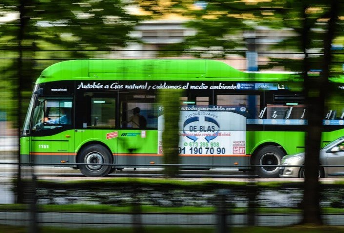 В Омскую область за год поступило более 200 автобусов     В Омскую область за прошедший год поступило более 200 новых автобусов. Виталий Хоценко рассказал о проделанной в транспортной отрасли работе на своем канале в Telegram. Власти отправили 164 брендированных автобуса на обслуживание межмуниципальных и городских маршрутов. Еще 99 единиц транспорта распределили между Омском и районами для развозки школьников. В общей закупке 44 больших автобуса были экологичными. Сколько денег ушло на такую крупную закупку, не сообщается. «Продолжаем работу по обновлению автомобильных дорог, также закупаем транспорт для комфортного и безопасного передвижения омичей и гостей региона», — отметил губернатор Омской области.  #бюджет #автобус #автопарк #Хоценко