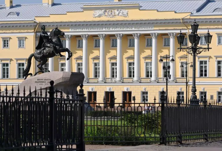 КС запретил магазинам отказывать в возврате товаров дистанционно Поводом стала жалоба жителя Мурманской области проживающего в одном из отдаленных сел Мужчина заказал через интернет магазин детский комбинезон оплатив товар и его доставку в ПВЗ Позже он решил оформить возврат однако столкнулся с тем что вернуть товар можно только при личном посещении любого розничного магазина сети это было прописано в условиях у продавца В территориальном управлении Роспотребнадзора нарушений в действиях продавца не нашли Рассмотрев жалобу Конституционный суд РФ пришел к выводу что нормы законодательства о защите прав потребителей не могут толковаться таким образом поскольку это фактически лишает покупателя возможности реализовать право на возврат товара приобретенного дистанционным способом Суд отметил что продавец обязан обеспечить реальный и доступный механизм возврата Подписаться на truekpru Читать нас в MAX