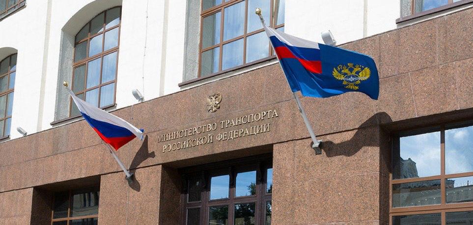 Внешних пилотов БАС массой более 30 кг включат в перечень специальностей гражданской авиации Соответствующие поправки в Федеральные авиационные правила готовит Министерство транспорта страны Документ устанавливает форму свидетельства внешнего пилота В документ включат отметки о виде беспилотника выдавать будут после экзаменов и подготовки в авиационном учебном центре сертифицированном Федеральным агентством воздушного транспорта Претендующие на свидетельство обязаны иметь практический налёт на БВС физических и виртуальных тренажёрах высшее инженерное или естественно научное образование и минимум год опыта авиаработ или использования дронов