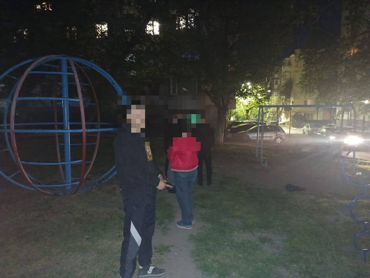 Житель Симферопольского района предстанет перед судом по обвинению в разбое. Как полагает следствие, 27-летний обвиняемый в апреле текущего года в ночное време, находясь на улице Полевой в городе Симферополе, напал на прохожего мужчину 1990 года рождения. Злоумышленник нанес потерпевшему один удар рукой в область лица и похитил у последнего рюкзак. Потерпевший оказал сопротивление и попытался задержать обвиняемого, но злоумышленник начал наносить удары ногами в область головы потерпевшего, причинив средней тяжести вред здоровью мужчины. При этом нападавший угрожал потерпевшему и потребовал передать ему мобильный телефон. Потерпевший, испугавшись за свою жизнь, выполнил требовани злоумышленника. Обвиняемый был задержан сотрудниками органов внутренних дел. Уголовное дело направлено в Киевский районный суд города Симферополя для рассмотрения.