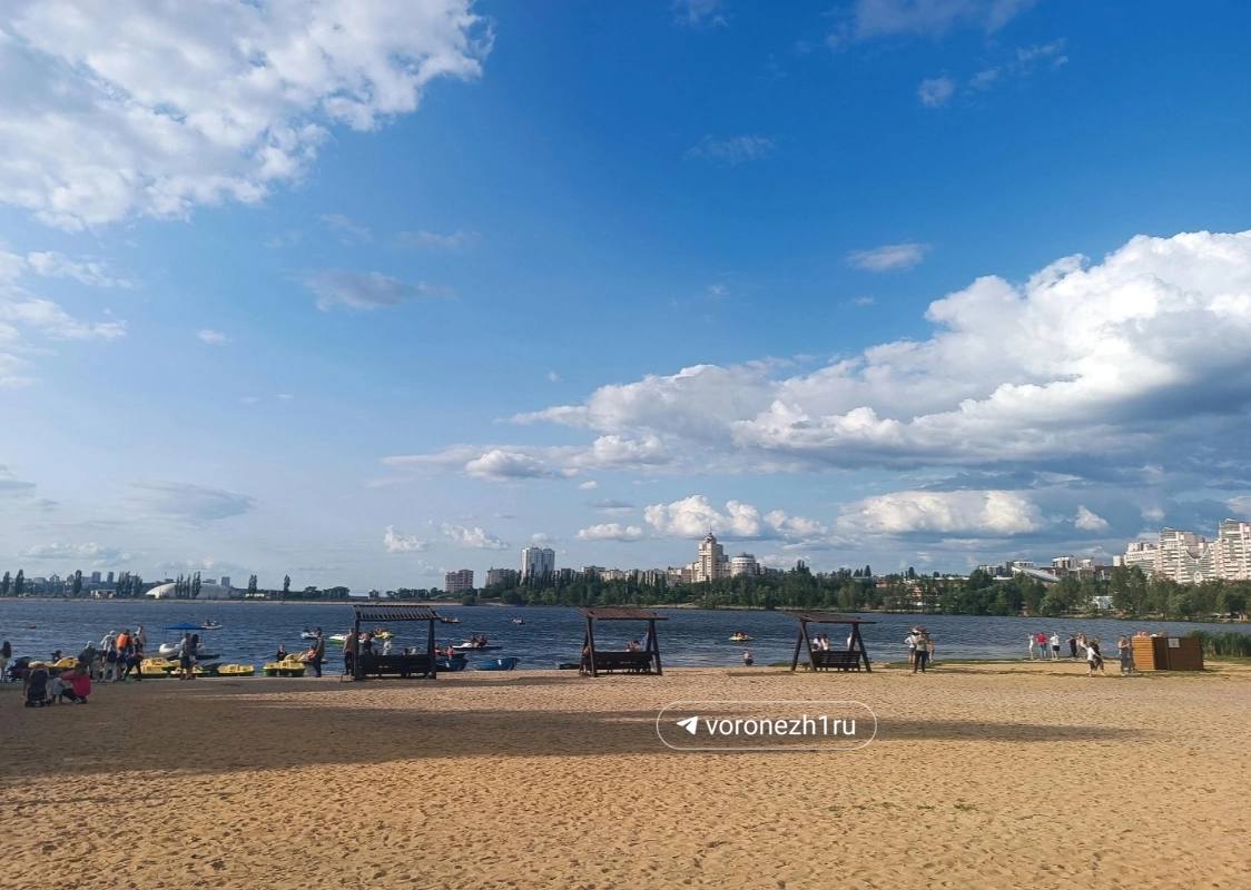 Берег Воронежского водохранилища расширили на 150 метров  Теперь его ширина составляет 200 метров. Причина нововведений — статус водохранилища. Оно имеет высшую категорию рыбохозяйственного значения. Для водоемов такой категории ширина прибрежной защитной полосы должна составлять как раз 200 метров.    На этой полосе запрещено распахивать земли, размещать отвалы размываемых грунтов, пасти сельскохозяйственных животных и организовывать летние лагеря.    Воронеж Сейчас