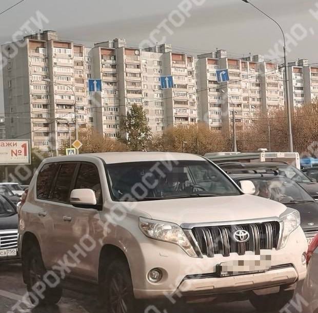 В Тропарёво-Никулино под автомобилем нашли подозрительную коробку, из-за которой на место вызвали специалистов. Сейчас белый Toyota Land Cruiser Prado стоит на Ленинском проспекте, он оцеплен. По данным «Осторожно, новости», внедорожник принадлежит 54-летнему Алексею Е., военнослужащему ВДВ.