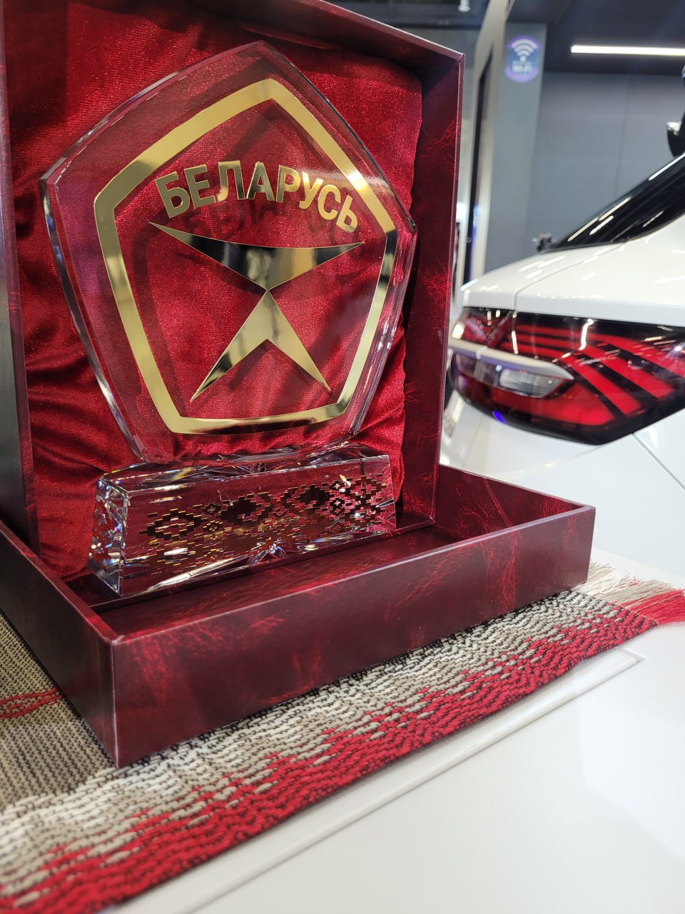 Белорусский кроссовер Belgee X50 ребрендинговый Geely Coolray первого поколения удостоился Государственного знака качества Республики Беларусь говорится в пресс релизе компании При этом сама награда появилась только в 2024 году и присуждается продовольственным и промышленным товарам для населения продукции производственно технического назначения произведенным в Беларуси и соответствующим показателям качества по безопасности экологичности инновационности технологичности и эстетичности X50 стал первой моделью марки которая получила эту награду belgee chinamashina news