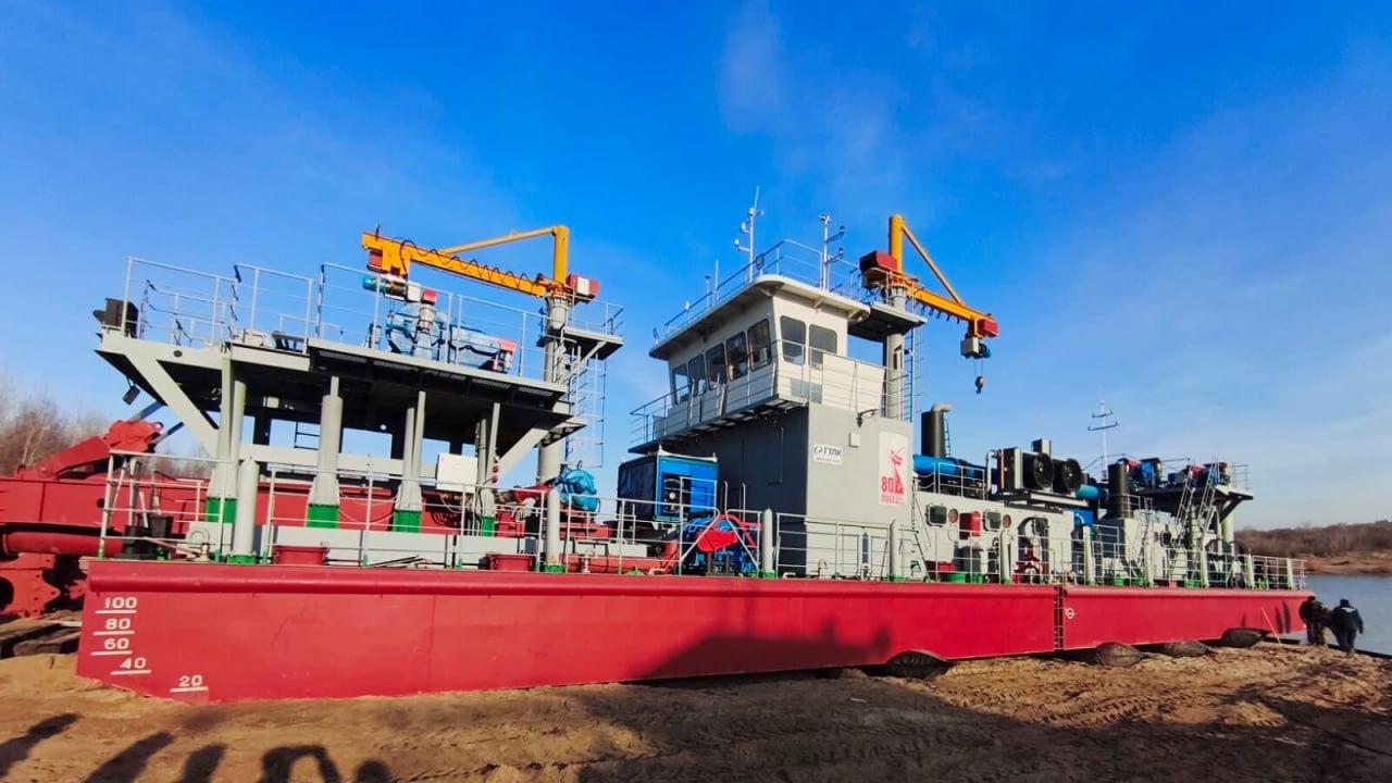 В 2026 году в Обь Иртышском бассейне приступит к работе новый земснаряд проекта Ц490ДМ1 Новый земснаряд проекта Ц490ДМ1 приступит к работе на внутренних водных путях Обь Иртышского бассейна в навигацию 2026 года На днях судно доставили в затон Омского района водных путей и судоходства Администрации Обь Иртышводпуть где пройдёт приёмка Как отмечает Росморречфлот судно построенное на Цимлянском судомеханическом заводе станет важной частью дноуглубительного флота учреждения и поможет обеспечивать безопасность судоходства на реках бассейна Ранее суда проекта Ц490ДМ1 пополнили флот Администрации Енисейречтранс и Администрации Двинско Печорского бассейна Дизельный земснаряд типа 3000 45 предназначен для разработки транспортирования и укладки грунта гидравлическим способом при дноуглубительных работах Он сможет устранить лимитирующие участки и обеспечить гарантированные глубины для движения судов по востребованным маршрутам на внутренних водных путях Подписаться на Медиапалубу