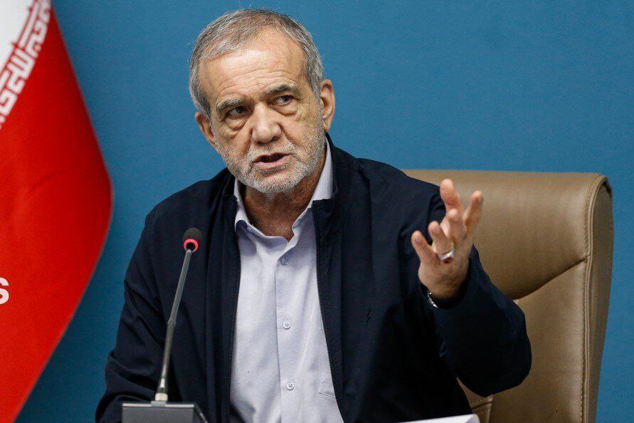 Президент ИРИ Масуд Пезешкиан вновь поднял вопрос о переносе столицы из Тегерана из за проблем с водоснабжением Когда мы заявили что должны перенести столицу у нас даже не было достаточного бюджета Если бы он был возможно это было бы сделано Реальность такова что у нас больше нет выбора это необходимость Мы не можем нагружать этот район дополнительным населением и строительством Мы можем развивать его но не сможем решить проблему с водой Да мы можем доставить воду из Персидского залива в Тегеран но каждый кубометр воды стоит около 500 000 туманов Логично ли платить такую цену за кубометр воды Какая логика это подтверждает Мы должны раз и навсегда разработать новый научный и всеобъемлющий план будущего стран сказал Пезешкиан Ранее официальный представитель правительства Фатиме Мохаджерани сказала что заявление президента Ирана Масуда Пезешкиана о возможном переносе столицы из Тегерана нереалистично и было сделано лишь для демонстрации серьёзности проблемы Caucasian bureau