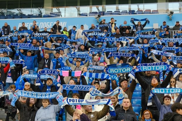 Волгоградский Ротор примет на своем поле Челябинск Заключительный в календарном году домашний поединок сине голубых начнется на Волгоград Арене в 19 00 Перед 20 м туром чемпионата Первой лиги у Ротора и Челябинска одинаковое количество очков по 29 Уральцы занимают место выше волгоградцев только благодаря победе в личной встрече В матче первого круга 26 июля челябинцы обыграли сине голубых с минимальным счетом благодаря голу Хетага Кочиева в самой концовке встречи В прошлом туре Ротор проиграл на выезде московскому Торпедо 0 2 В том матче был удален наставник волгоградцев Денис Бояринцев который в сегодняшнем поединке не сможет присутствовать на тренерской скамейке Также игру из за перебора желтых карточек пропустит нападающий сине голубых Александр Хохлачев Судить матч Ротора и Челябинска будет столичный арбитр Роман Сафьян