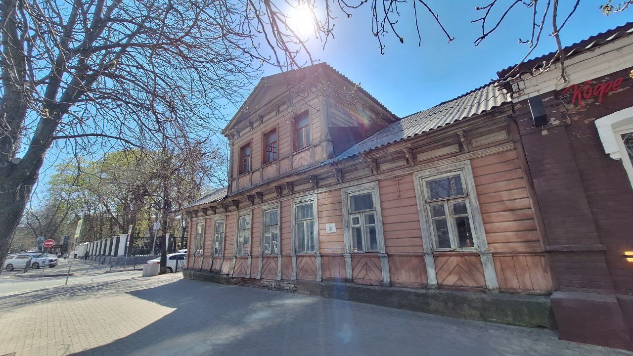 В Воронеже спасут уникальный Дом с мезонином В городе дан старт процессу реставрации одного из самых ценных памятников деревянного зодчества главного дома усадьбы Плотникова Либана известного как Дом с мезонином на Никитинской Как сообщил источник Труда в профильном ведомстве Управление по охране ОКН выдало разрешение на разработку научно проектной документации для его восстановления Заказчиком работ выступил Фонд капитального ремонта многоквартирных домов Воронежской области Планируется что вся проектная документация будет готова к апрелю 2026 года Архитектурный комплекс состоит из центрального деревянного объема с мезонином и двух одноэтажных кирпичных флигелей выходящих на улицу Комиссаржевскую В составе всей усадьбы Плотникова Либана помимо главного дома ул Никитинская 2 значатся двухэтажный флигель 4 и одноэтажная служба 4а С архитектурной точки зрения это редкий для Воронежа образец деревянного зодчества с мезонином выполненный в стиле классицизма Дом был возведен в 1883 году по проекту архитектора Ястребова для героя Крымской войны поручика Константина Плотникова Позднее здание было перестроено прокурором Александром Осиповичем Либаном В 1918 году в особняке селились профессора Воронежского государственного университета В период фашистской оккупации 1942 43 гг историческое здание было вынуждено примерить на себя роль немецкого досугового заведения Удивительно но здание уцелело в военные годы Подписаться на