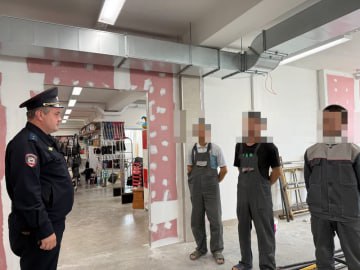 Полицейские напоминают гостям Калужской области о возможной депортации Согласно Указу Президента РФ 1126 иностранные граждане не урегулировавшие свой правовой статус в установленные сроки будут выдворены из страны а въезд в Россию будет для них запрещен Легализоваться необходимо до 10 сентября Накануне в областной столице выявлено 10 административных правонарушений в сфере миграции Это в частности семь приезжих незаконно работали на территории нашего региона а еще трое гостей нарушили режим пребывания в России