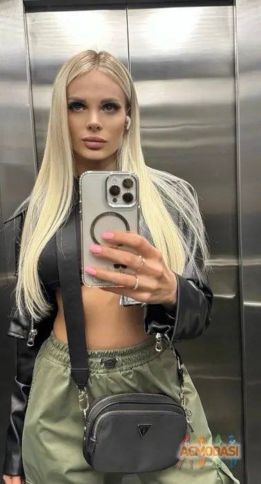 В Москве загадочно исчезла 33 летняя модель из Краснодарского края Анжелика Тартанова Последний раз её видели 28 ноября в сопровождении незнакомого мужчины пишет SHOT Родные и близкие девушки в частности сестра заявили что Анжелика всегда была активной в социальных сетях ежедневно выкладывая сторис и фотографии но с момента исчезновения перестала появляться в интернете В московской квартире Анжелики родственники обнаружили все её личные вещи включая телефон документы и личный дневник Исчезновение стало настоящим шоком для её ближайшего окружения так как ранее девушка никогда не пропадала и всегда оставалась на связи свои фото видео и истории присылайте нашему боту prostokrd bot Подпишись на наш канал в Telegram MAX