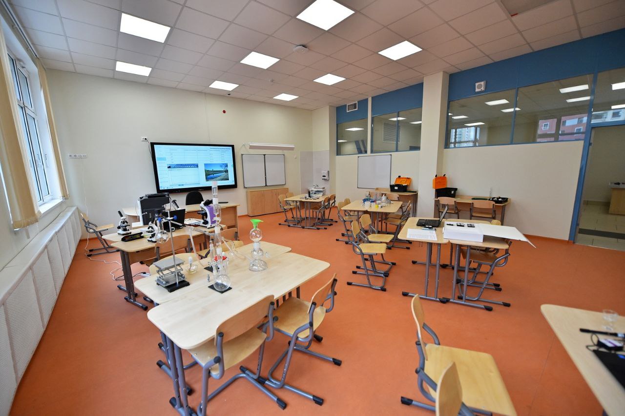 Сальдо призвал ускорить обновление материально технической базы школ и детсадов Херсонской области Владимир Сальдо подчеркнул что система образования на левобережье долгое время находилась в запущенном состоянии и требует более динамичного восстановления Я не могу говорить только о достижениях есть и проблемы Считаю что можно быстрее усовершенствовать реформировать и отремонтировать систему образования Потому что она на левобережье Херсонской области была в самом заброшенном состоянии Сейчас идет возрождение нас поддерживает федеральное правительство но мощностей строительных организаций не хватает сказал Сальдо Глава региона выразил благодарность субъектам шефам за уже оказанную помощь но подчеркнул работу по модернизации объектов образования необходимо усиливать