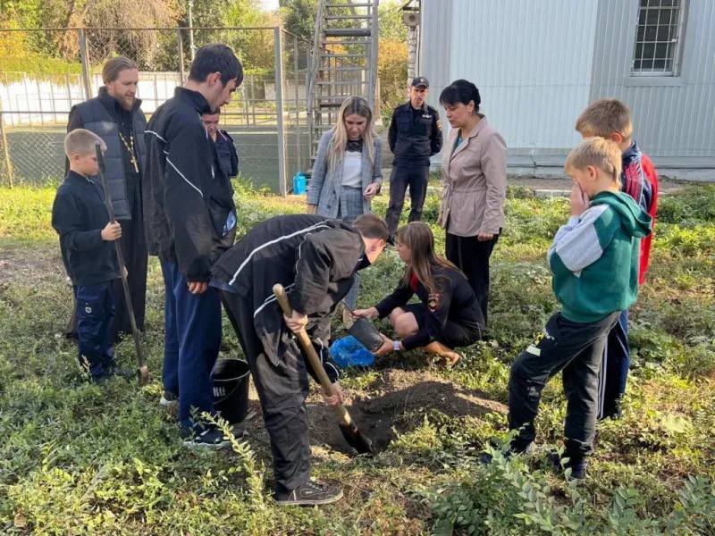 ‍ В Саратовской области сотрудники полиции и представители общественности присоединились всероссийскому субботнику #ЗеленаяРоссия  Сотрудники Центра временного содержания несовершеннолетних правонарушителей ГУ МВД России по Саратовской области приняли участие во всероссийском экологическом субботнике «Зеленая Россия». К полицейским присоединились представитель комиссии по делам несовершеннолетних и защите их прав при правительстве области Анастасия Борода и иерей Владимир Жилкин, настоятель храма в честь иконы Божией Матери «Нечаянная радость» г. Саратова.   Воспользовавшись хорошими погодными условиями, участники акции высадили саженцы плодовых деревьев на прилегающей к Центру территории.   Завершилось мероприятие совместным с несовершеннолетними чаепитием и беседой.