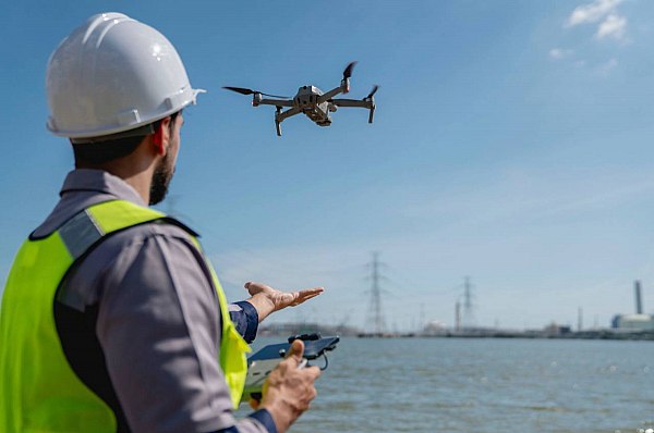 Минпромторг объем услуг с использованием дронов превысил 26 млрд рублей Минпромторг оценил объем российского рынка услуг с использованием беспилотных авиационных систем БАС за 2025 год в 26 млрд рублей Об этом сообщает ТАСС со ссылкой на газету Ведомости Как рассказала заместитель начальника управления беспилотных систем и робототехники Министерства промышленности и торговли РФ Алла Половченя согласно оценкам ведомства гражданские заказчики запрашивали услуги использующие более 5 тыс дронов с целью мониторинга лесных пожаров выполнения сельскохозяйственных работ обеспечения воздушной безопасности проведения поисковых авиационных работ в труднодоступной местности aviaru net n290597