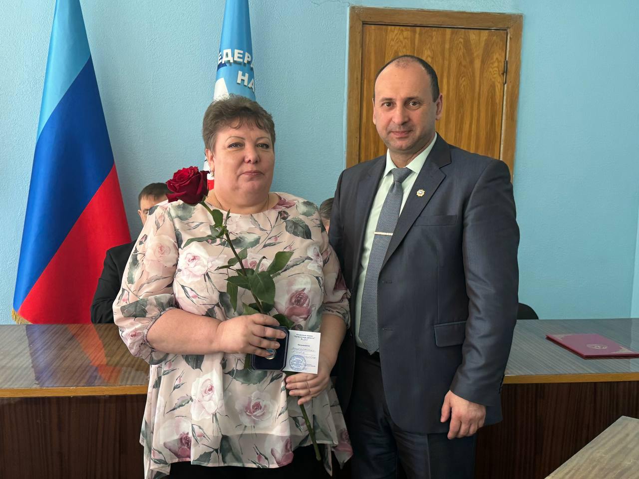 Власти Республики и Федерация профсоюзов  ЛНР в преддверии праздника Весны и Труда вручили награды за профессиональные достижения представителям трудовых коллективов и профсоюзных организаций. Об этом сообщила пресс-служба ФП ЛНР.   Мероприятие прошло в рамках Года трудовой доблести, объявленного Федерацией независимых профсоюзов России под девизом «Все для Победы». Это решение приурочено сразу к нескольким важным юбилейным датам: 80-летие Победы в Великой Отечественной войне, 120-летие профсоюзного движения в России и 35-летие создания ФНПР.  «Поддерживая традиции профсоюзного движения и отстаивая права и интересы работников, Федерация профсоюзов ЛНР провела торжественное мероприятие, на котором были вручены государственные награды представителям трудовых коллективов и профсоюзного движения Республики. Среди награждаемых — представители трудовых коллективов, руководители профсоюзных организаций и активисты из разных отраслей, представляющие все территории Республики», — говорится в сообщении.