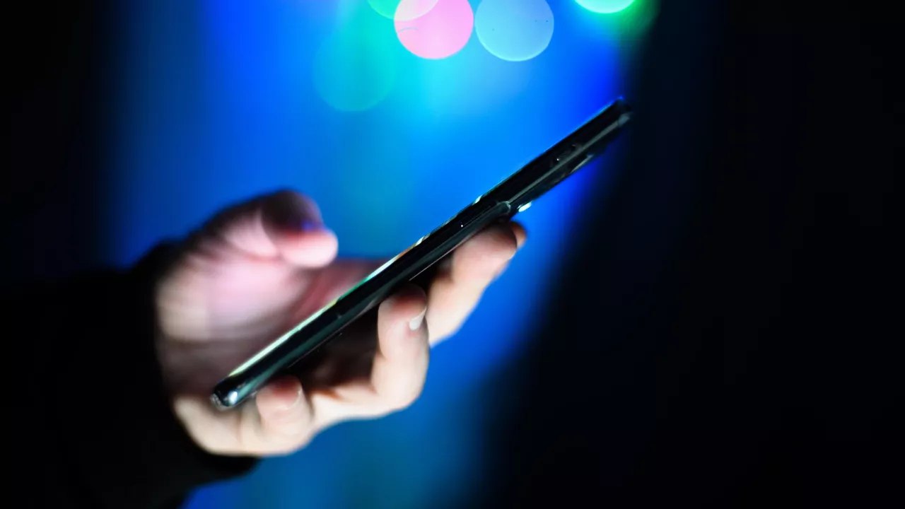 Мошенники разработали очередную комплексную схему теперь злоумышленники выманивают личные данные граждан под видом звонка от бухгалтера сообщающего о положенной выплате пишет пресс служба УБК МВД России в Telegram канале В киберполиции уточнили что аферисты звонят от имени бухгалтера муниципального образования и сообщают о положенной выплате или необходимости оформить документы лично в администрации Называют время записи номер кабинета и поясняют что дистанционно это сделать нельзя В конце разговора как бы спохватившись просят продиктовать паспортные данные якобы для оформления временного пропуска Всё выглядит настолько официально что усомниться трудно пояснили в пресс службе Специалисты отметили что чаще всего на первом этапе злоумышленники выманивают код авторизации из SMS или одноразовый пароль именно с их помощью реально получить доступ к значимым аккаунтам