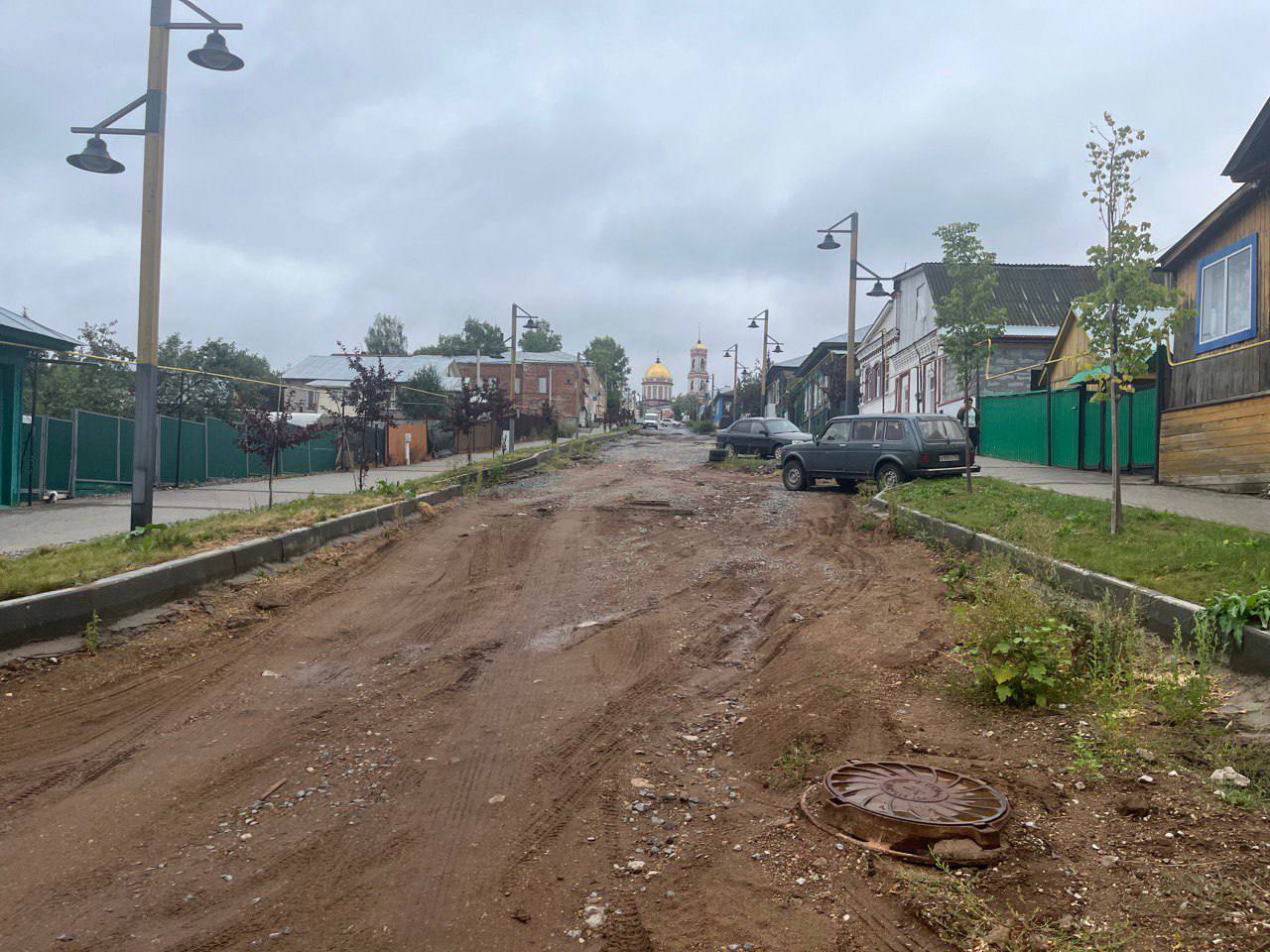 Бывший директор МКУ «Управление благоустройства» Бирска ответит за ремонт дороги Бирская межрайонная прокуратура во время проверки установила, что в 2024 году между МКУ «Управление благоустройства» Бирска и ООО «Стройтехнологии» был заключен контракт на ремонт дороги на улице Ленина на 16 млн рублей. Однако, как отмечает прокуратура, подрядчик работу полностью не выполнил, но акты выполненных работ были подписаны. Это позволило компании получить свыше 4 млн рублей. В результате в отношении директора МКУ «Управление благоустройства» Альберта Фархутдинова было возбуждено уголовное дело по ч. 1 ст. 285 УК РФ злоупотребление должностными полномочиями . Кроме того, было возбуждено уголовное дело по ч. 1 ст. 292 УК РФ служебный подлог . При этом, ранее прокуратура выявила, что стоимость контракта необоснованно завышена. И руководителя уже привлекали к административной ответственности по ч. 4 ст. 7.32 КоАП РФ изменение условий контракта . Сам Альберт Фархутдинов по требованию прокуратуры был уволен в связи с утратой доверия. Обратная связь Подписаться