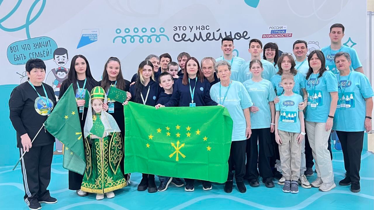 В Ростове на Дону проходит полуфинал конкурса Это у нас семейное для семей Юга России В Ростове на Дону состоялось открытие окружного полуфинала второго сезона конкурса Это у нас семейное народного проекта президентской платформы Россия страна возможностей В мероприятии приняли участие 238 семейных команд из Южного и Северо Кавказского федеральных округов Донбасса и Новороссии всего более 1200 человек Республику Адыгея в состязании представляют семьи Беляевых Дорошенко Шенгальцевых из города Майкопа и Тлецери из города Адыгейска От Южного федерального округа в полуфинале участвуют 586 человек семьи из Краснодарского и Волгоградского краев Ростовской Астраханской областей Республики Крым Адыгеи Калмыкии и города Севастополя Финал конкурса пройдет 8 июля 2026 года в День семьи любви и верности Победители получат сертификаты на улучшение жилищных условий и семейные путешествия по России Напомним что в 2025 году конкурс Это у нас семейное стал частью национального проекта Семья Министерство труда и соцразвития РА