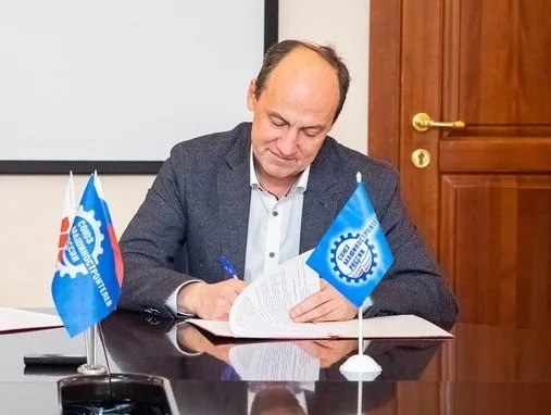 Гендиректор Красмаша Гаврилов находится в СИЗО по делу о растрате Генеральный директор АО Красноярский машиностроительный завод Александр Гаврилов с конца апреля находится в СИЗО сообщил РИА Новости источник знакомый с ситуацией Есть информация что в конце апреля он взят под стражу по делу о растрате Находится в СИЗО Красноярска сказал собеседник агентства отвечая на вопрос РИА Новости о задержании Александра Гаврилова Тормозит Телеграм Читай Newslab в MAX