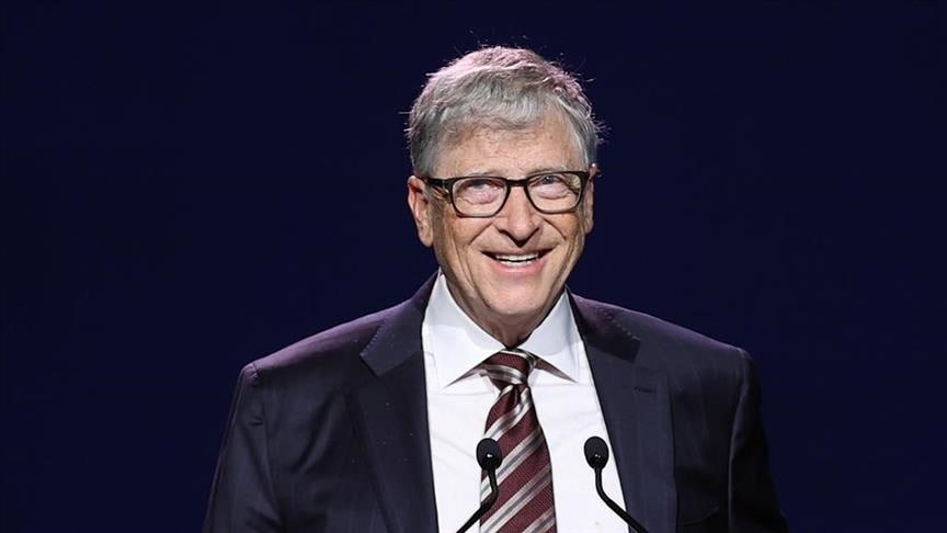 Основатель Microsoft Билл Гейтс объявил на своем сайте, что в течение 20 лет передаст почти все свои деньги на благотворительность:  «Я решил вернуть свои деньги обществу гораздо быстрее, чем планировал изначально. В течение следующих 20 лет я передам практически все свое состояние через Фонд Гейтса на спасение и улучшение жизни людей во всем мире. А 31 декабря 2045 года фонд закроет свои двери навсегда. <…>  В самый первый устав фонда был включен пункт: организация прекратит свое существование через несколько десятилетий после нашей [с женой] смерти. Несколько лет назад я начал переосмысливать этот подход. <…>  Точная сумма будет зависеть от рынков и инфляции, но я ожидаю, что фонд потратит более 200 миллиардов долларов до 2045 года».  69-летний Билл Гейтс — один из богатейших людей в мире. Сейчас его состояние оценивается в 108 миллиардов долларов.