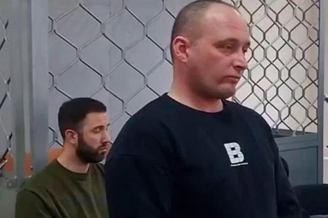 По делу о гибели детей от дихлофоса под Красноярском защита требует провести эксперимент на мышах В уголовном процессе по делу о гибели четверых детей в поселке Красная Сопка Красноярского края адвокат обвиняемого Дмитрия Виноградова настаивает на проведении следственного эксперимента с применением инсектицидного вещества. Как сообщил защитник Александр Гуртовенко, планируется провести тест на лабораторных мышах для проверки версии о токсичности дихлофоса, якобы приведшего к трагедии. Трагедия произошла в сентябре 2024 года: четверо несовершеннолетних скончались после того, как в доме была проведена обработка от насекомых. Согласно результатам экспертизы, причиной смерти стало попадание в организм компонентов дихлофоса. В декабре того же года Дмитрию Виноградову, отцу погибших, было предъявлено обвинение в причинении смерти по неосторожности. Судебное разбирательство началось в мае 2025 года в Назаровском городском суде. Сторона защиты заявила о намерении вызвать в суд собственного специалиста, который, по их утверждению, может опровергнуть выводы официальной экспертизы. По мнению адвокатов, инсектицид в указанных дозах не способен вызвать летальный исход. В рамках будущего следственного эксперимента предполагается распыление средства в помещении с мышами, чтобы установить, приведёт ли это к их гибели, пишет ТАСС. Фото: Прокуратура Красноярского края