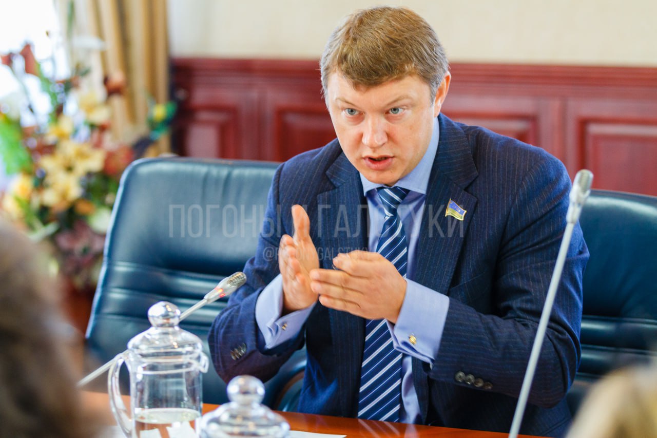 Тюменский депутат Госдумы Марков, уходящий в минприроды РФ, сдал мандат. Решением нижней палаты парламента полномочия либерал-демократа считаются прекращенными с 30 апреля - в этот день он был назначен заместителем министра природных ресурсов РФ. "Как это многие представляют: ушел в чиновники, оторвался от земли - я заверяю вас, что это будет не так", заявил Марков депутатам, спикер думы Володин пожелал ему успехов на новом месте. В Госдуме Марков представлял Тюменскую область, Югру и Ямал. Кандидатуру на замену Маркову высший совет ЛДПР должен определить на этой неделе - это будет один из тех, кто следовал за Марковым в партийном списке на выборах в ГД в 2021 году. Главный политический канал Урала
