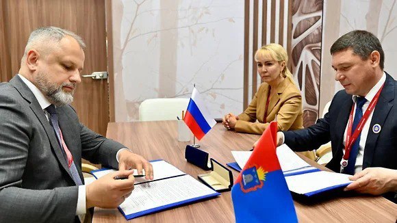 X5 Group вложит 840 млн в работу распределительного центра в Тамбовской области Управляющая торговыми сетями «Пятерочка», «Перекресток» и «Чижик» X5 Group вложит 840 млн руб. в обеспечение эффективной работы распределительного центра в тамбовском индустриальном парке «Котовск». Соответствующее соглашение было подписано на ПМЭФ-2025 представителями инвестора и правительства Тамбовской области. Фото: Правительство Тамбовской области Подписывайтесь на «Ъ-Черноземье»