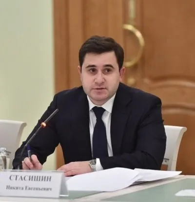 Ввод жилья в России рухнул на треть За первый квартал 2025 года введено всего 22 млн кв м жилья год назад было почти 32 млн Падение составило порядка 30 И главный удар пришёлся не на многоэтажки а на частный сектор Замминистра строительства Никита Стасишин называет ключевую причину сберегательная стратегия населения При ставках по депозитам под 20 годовых и дорогой ипотеке граждане предпочитают не рисковать проще положить деньги в банк чем начинать стройку с неясными перспективами Минстрой сосредоточится на ИЖС создании транспортной и инженерной инфраструктуры подготовке участков Без этого люди не начнут строить даже если ставки упадут ИЖС строительство Минстрой Недвижимось России в MAX