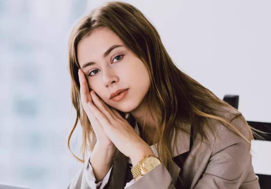Хотела ее защиты а стала ее жертвой бывший адвокат Александры Митрошиной долгое время обманывала свою подзащитную и кинула ее на 75 млн рублей Адвокат Алиса Волхова и юрист Ольга Гольцева долгое время обманывали свою доверительницу Они обещали Митрошиной вычеркнуть ее из черных списков Администрации Президента На деле никаких списков и не было а сама Митрошина уверяет что ее систематически ими запугивали В итоге она заплатила больше 70 млн рублей будучи уверенной что это единственно верное решение проблемы Следствие полагает что Волхова пользуясь доверительными отношениями и владея сведениями о финансах блогера организовала схему по хищению денежных средств Адвокат и ее сообщница по версии органов действительно давили на Митрошину При этом деньги поступали на счет ИП Волковой под видом медиации которая конечно же не проводилась В отношении Алисы Волховой и Ольги Гольцевой возбуждено уголовное дело по статье Мошенничество в особо крупном размере