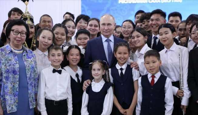 Путин отправил приветствие участникам I Международного фестиваля «Симфония добра» в Якутске — Впереди у вас большая, насыщенная программа, конкурсные выступления, мастер-классы, круглые столы, другие не менее значимые мероприятия. И, конечно, вы сможете получить серьёзную поддержку для реализации своих идей и планов. В том числе возможность стать участником первого молодёжного симфонического оркестра Дальневосточного федерального округа. Желаю участникам вдохновения, победного настроя и всего наилучшего, а конкурсу-фестивалю — долгой и насыщенной творческой жизни, — говорится в приветствии президента.