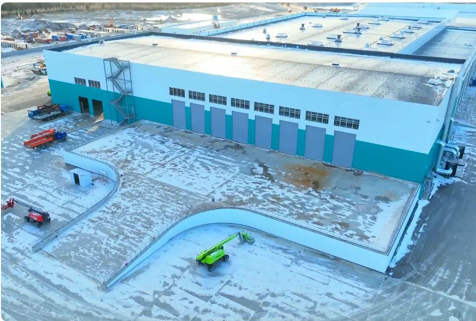 КПО Островский запустят в Ленинградской области в I квартале 2026 г Комплекс по переработке отходов КПО Островский в Ленинградской области введут в эксплуатацию в I квартале 2026 г По данным Смольного работы по строительству КПО уже завершены Получено разрешение на ввод объекта в эксплуатацию В I квартале 2026 г планируется проведение работ для запуска КПО в работу Мощность комплекса по обработке отходов составляет 600 000 т в год КПО также оснащен участком компостирования органического мусора который сможет перерабатывать до 240 000 т таких отходов в год Островский способен утилизировать 360 000 т мусора в год неперерабатываемые остатки будут захоранивать в защищенных картах КПО будет принимать отходы из Санкт Петербурга С его запуском будет окончательно прекращено направление отходов на полигон Новый Свет Невский экологический оператор Telegram Max