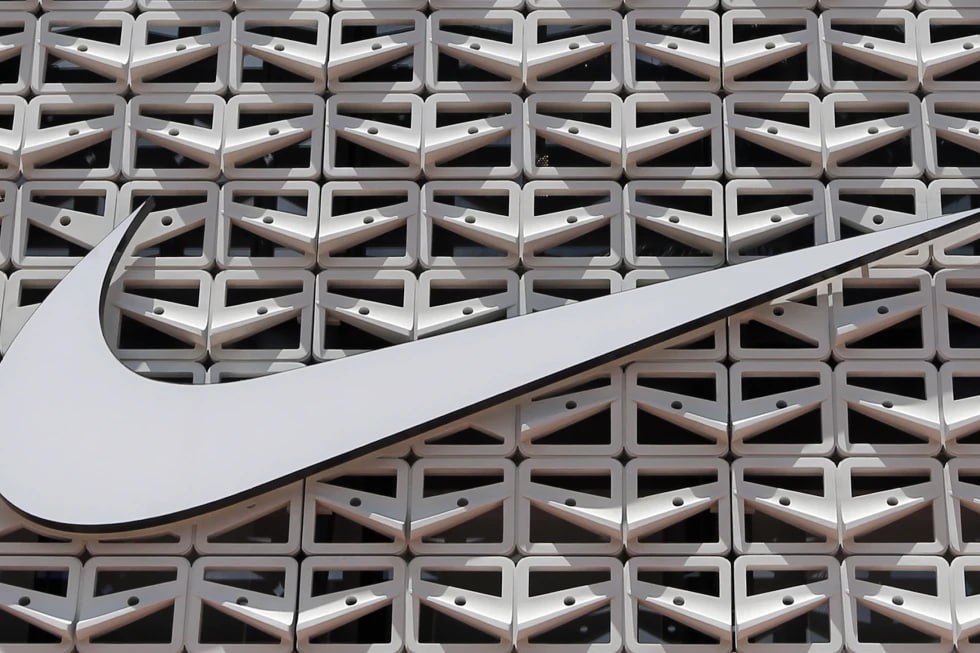 Тарифы Трампа обойдутся Nike в $1 млрд – AP Компания Nike объявила, что тарифы, введенные администрацией Трампа, увеличат ее расходы примерно на $1 млрд. Чтобы смягчить последствия, Nike планирует сократить производство в Китае, где сейчас изготавливается около 16% обуви, импортируемой в США, до однозначного процента к маю 2026 года. Для компенсации затрат Nike начнет повышать цены в США с осени этого года. Nike, Adidas, Under Armour, Puma и еще 72 компании в апреле подписались под письмом, адресованным Трампу, в котором попросили освободить обувь от новых пошлин, предупреждая, что они ударят по семейным бюджетам. #бизнес Больше новостей США здесь. Подписывайся!