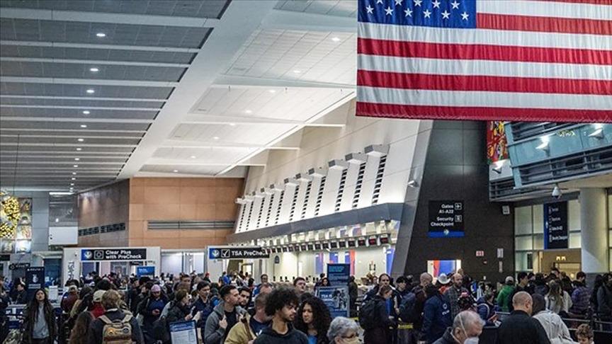 Администрация США включила Сирию и Палестину в список стран с запретом на въезд Администрация США расширила ограничения на въезд в страну пополнив список еще пятью странами включая Сирию и Палестину Об этом говорится в сообщении Белого дома Согласно сообщению администрация Дональда Трампа предприняла новый шаг по расширению ограничений на въезд для иностранцев Полный запрет на въезд в США по прежнему будет действовать в отношении лиц прибывающих из 12 стран отнесенных к категории высокого риска Афганистана Мьянмы Бирмы Чада Республики Конго Экваториальной Гвинеи Эритреи Гаити Ирана Ливии Сомали Судана и Йемена Подробнее на нашем сайте http v aa com tr 3773399 24 7 в сутки с Агентством Анадолу