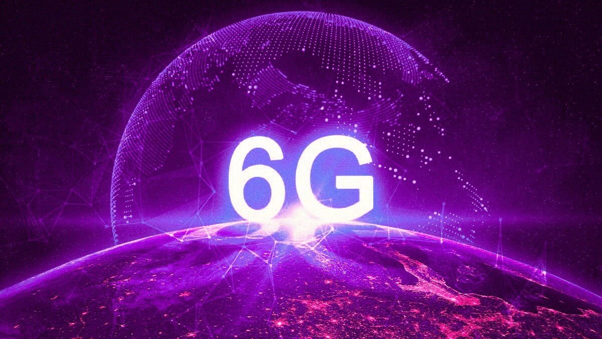 Китай представил первый в мире универсальный чип 6G Что он дает высокоскоростной интернет на всех частотах потенциально увеличивая скорость в 5 тысяч раз по сравнению с текущим уровнем интернета Как сообщает South China Morning Post с таким чипом передачу 50 гигабайтного фильма в разрешении 8К можно будет осуществить за считаные секунды Минусы расширение беспроводного доступа также может привести к перегрузке электромагнитных сред снижая надежность соединений наблюдаем технический прогресс ждем у нас через 10 лет НЕ МОРГЕНШТЕРН