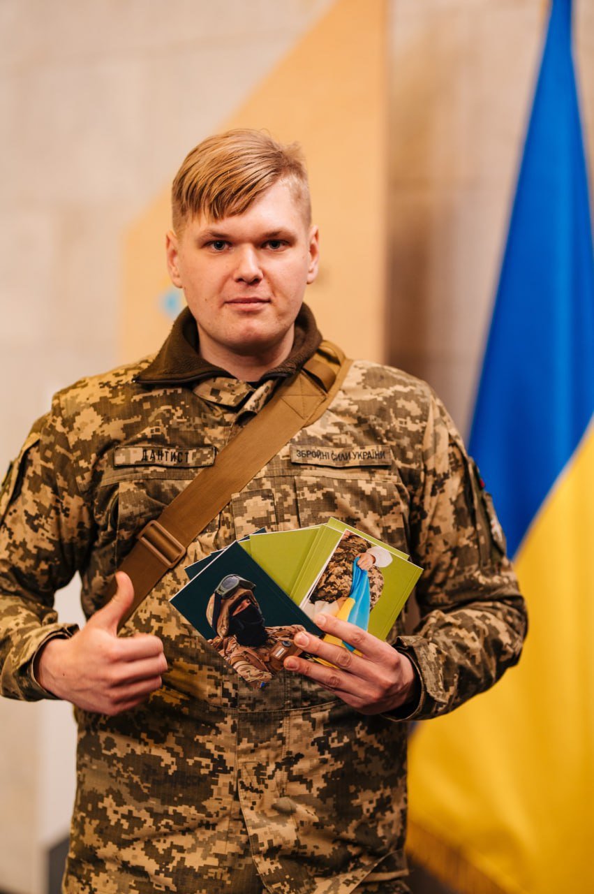 Литовский наемник Дантист объявлен в международный розыск  Прокуратура Донецкой Народной Республики утвердила обвинительное заключение по уголовному делу в отношении 31-летнего гражданина Литвы Альбертаса Глазаускаса. Он объявлен в международный розыск.  По версии следствия, в 2022 году Глазаускас прибыл из Польши на Украину. После этого, в период с апреля 2022 по октябрь 2024 года, Глазаускас  позывной Дантист  принимал участие в боевых действиях на стороне Украины в составе так называемого полка имени Кастуся Калиновского. Размер полученного наемником вознаграждения эквивалентен более чем 2,2 млн рублей.  Уголовное дело направлено в Верховный суд ДНР для рассмотрения по существу.  Глазаускас в своих интервью рассказывал, что родился в Петербурге, где познакомились его родители, но когда ему было 6 месяцев, семья уехала в Литву, а потом - от безденежья - в Британию. Там он выучился на реабилитолога, а работал спасателем в бассейне, а потом был волонтером. А на Украину он поехал лечить зубы - в Англии дорого.   Когда началась СВО, он получил оружие в территориальной обороне и пошел ждать "русские танки". А потом вступил в полк Калиновского.