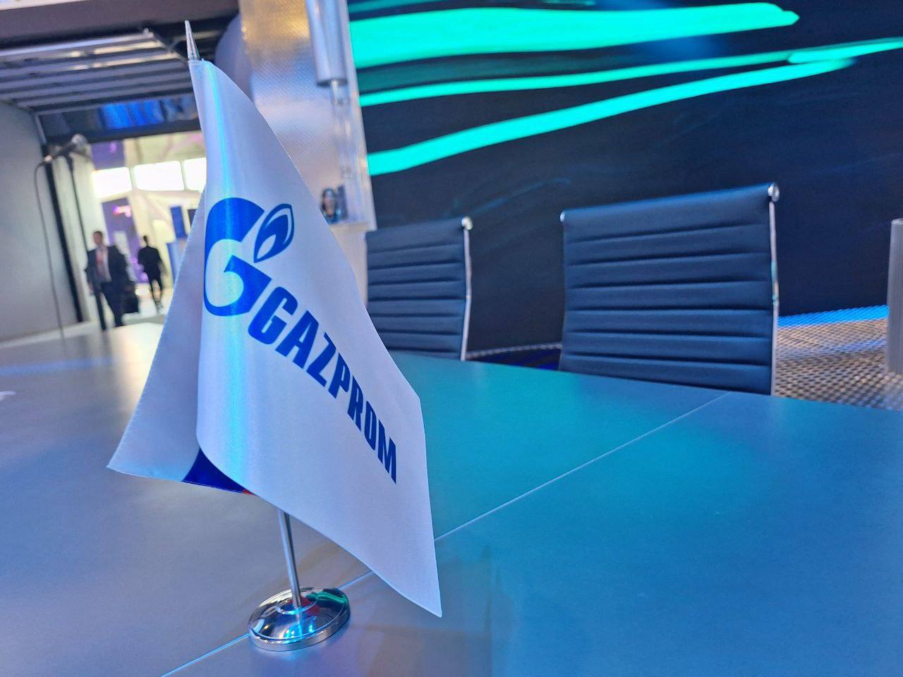 Газпром запланировал рост инвестиций Совет директоров Газпрома утвердил увеличение инвестиционной программы на будущий год Ее объем головной компании на 2025 год повышен до 1 615 трлн руб против первоначально запланированных 1 524 трлн руб То есть прирост капиталовложений составил 91 7 млрд руб к предыдущей редакции Замглавы Газпрома Фамил Садыгов пояснил что корректировка принята с учетом текущей макроэкономической конъюнктуры и хода выполнения стратегических инвестиционных проектов Подчеркну что инвестиционную деятельность Газпром осуществляет прежде всего за счет операционного денежного потока Уже сейчас мы видим что для компании 2025 год складывается успешно сказал он Он также сообщил о прогнозе EBITDA на уровне 2 9 трлн руб по итогам 2025 года Поступления от продажи газа по итогам года ожидаются на уровне 4 9 трлн руб что на 4 4 выше плана утвержденного в декабре 2024 года Это во многом связано с увеличением первоначальных плановых показателей по поставкам газа российским потребителям и на экспорт добавил он Компания также продолжает политику сдерживания роста затрат В частности в бюджете Газпрома на 2025 год в новой редакции указано сокращение управленческих расходов на 2 по сравнению с первоначальной редакцией документа