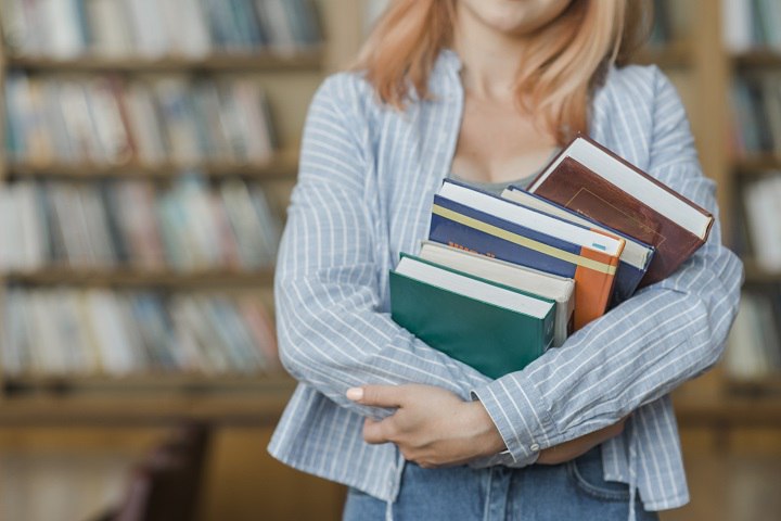 Рособрнадзор запретил приём в один из вузов Ставрополья Федеральная служба по надзору в сфере образования и науки запретила приём в Кисловодский гуманитарно технический институт Информация об этом появилась на сайте ведомства 9 февраля В соответствии с Федеральным законом от 29 12 2012 273 ФЗ Об образовании в Российской Федерации и в связи с неисполнением предписания Рособрнадзор запретил прием в ОО ВО Ассоциацию Кисловодский гуманитарно технический институт говорится в сообщении Рособрнадзора Помимо кисловодского вуза шесть российских учреждений образования получили от ведомства предостережения о недопустимости нарушения обязательных требований  Подписаться на 1777 в Телеграм MAX