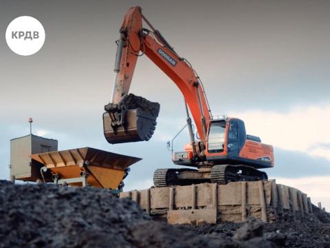 Ручей Этиниээх в Усть Янском районе Якутии принесет владельцам 347 кг золота Компания Янзолото входит в Группу РИК получила статус резидента АЗРФ для освоения месторождения россыпного золота Ручей Этиниээх в Усть Янском районе Якутии Инвестиции в проект превысят 575 млн рублей будет создано около 40 рабочих мест Компания планирует добыть 347 кг золота 86 кг в 2026 году 130 кг в 2027 м и 134 кг в 2028 м Средства направят на приобретение техники и оборудования а также строительство вахтового поселка для сотрудников