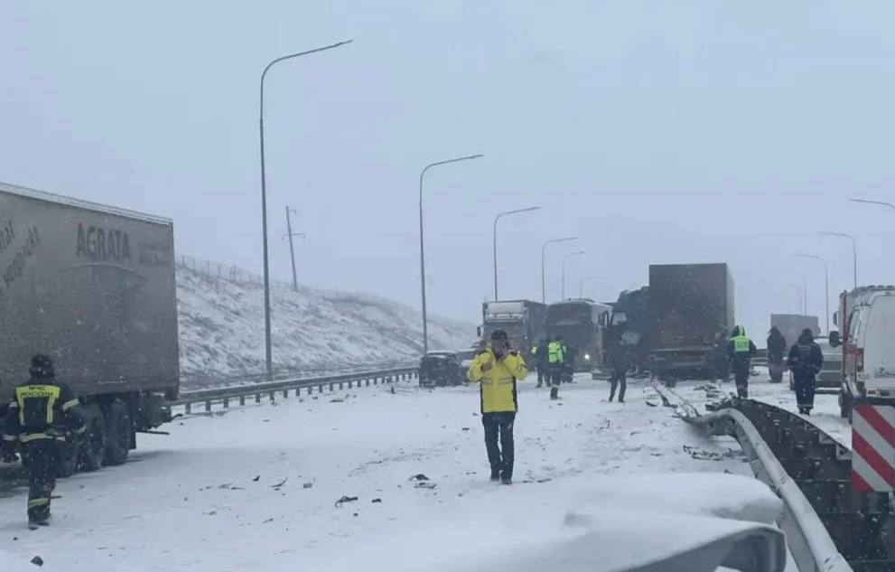 На трассе М 4 Дон частично ограничили движение по одной из полос Движение транспорта с 856 по 861 км открыто только по правой полосе Из за ДТП с участием грузовика движение в направлении Ростова на Дону затруднено Пострадавших нет Ранее движение было перекрыто Чуть позже был организован альтернативный маршрут движения через город Миллерово с поворотом на автодорогу М 4 Дон на 856 км в направлении Миллерово gibdd161