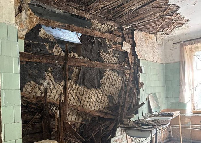 Жителям аварийного общежития в Челябинске предложат квартиры в маневренном фонде Жителям аварийного дома в Ленинском районе, где обрушилась часть стены, предложат квартиры маневренного фонда. Там они смогут в безопасности дождаться расселения. Инцидент произошел вечером 18 мая в многоквартирном доме № 5 по улице Челябинского рабочего. В помывочном помещении обрушилась часть стены. Случившимся заинтересовалась прокуратура. — Прокуратура проверит исполнение жилищного законодательства ответственными лицами управляющей организации при содержании многоквартирного жилого дома, — прокомментировали в надзорном ведомстве. 85-летнюю пятиэтажку признали аварийной и подлежащей сносу в 2019 году. Расселение наметили на 2026–2027 годы. Но жильцы могут переехать раньше. — По поручению главы города Алексея Лошкина прорабатывается возможность переселения нанимателей и собственников жилья уже в текущем году, — прокомментировали в мэрии. Голосовать за канал