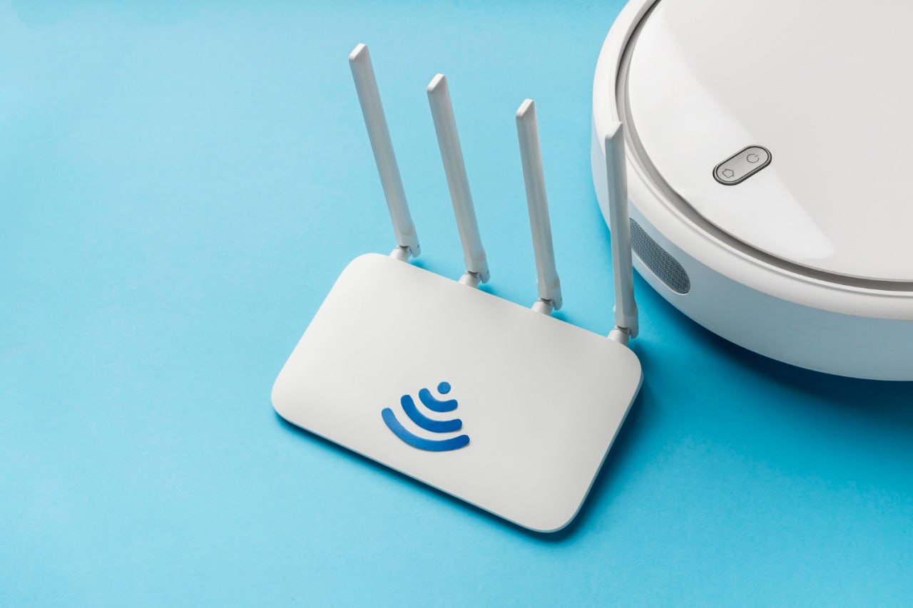 Wi Fi может распознавать людей даже без электроники на них Исследователи из Технологического института Карлсруэ KIT продемонстрировали новый метод идентификации людей с использованием исключительно сигналов Wi Fi в их окружении Этот подход не требует наличия у жертвы смартфона планшета или других подключенных гаджетов Технология анализирует взаимодействия сигналов Wi Fi от устройств поблизости создавая детальную карту позы и движений человека По сути радиоволны формируют изображение сопоставимое с фотографией но полностью построенное на основе радиосигналов hightech plus 2025 10 14 wi fi mozhet raspoznavat lyudei dazhe bez elektroniki na nih