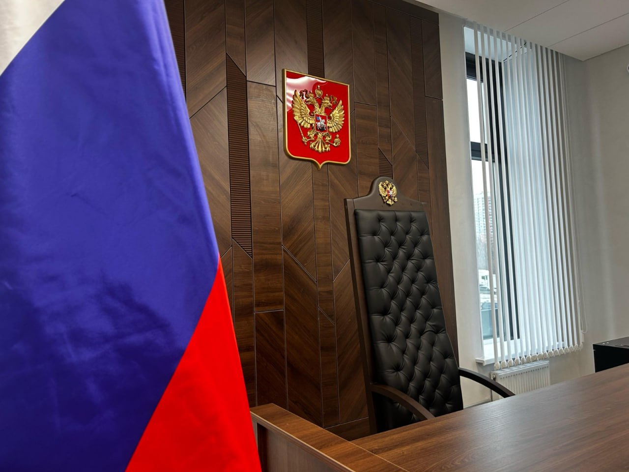 Суд признал удары молотком самообороной В августе прошлого года в одном из домов в Академическом районе Екатеринбурга произошел конфликт между соседями Жильцов одной из квартир многоквартирного дома на ул Академика Парина в полночь разбудили соседи За стеной слышались крики и ругань Сообщение в общедомовой чат не принесло результата и Анна имя изменено отправилась в нехорошую квартиру просить о тишине Переговоры не обещали неприятностей там проживала женщина с тремя детьми но вместо соседки двери открыл нетрезвый мужчина и стал угрожать причинением травм Анна вернулась в свою квартиру а агрессивный оппонент проследовал за ней В последний момент дверь в квартиру удалось закрыть но мужчина требовал расправы и бил кулаком по двери В какой то момент сын Анны решил проверить замок и провернул его не в ту сторону двери открылись и непрошенный гость ворвался внутрь повалил на пол её сына подростка сел на него и начал избивать Анна с супругом Юрием попытались скинуть агрессора но безуспешно тогда Юрий схватил молоток и нанес им несколько ударов по голове и спине пришельца чтобы нейтрализовать его Получив травмы визитер вызвал скорую помощь и полицию Телесные повреждения были квалифицированы экспертами как тяжкий вред здоровью опасный для жизни человека В отношении супруга Анны было возбуждено уголовное дело по п з ч 2 ст 111 Уголовного кодекса Российской Федерации В судебном заседании Юрий не признал себя виновным в совершении инкриминируемого преступления указал что его действия носили характер необходимой обороны На том же настаивала сторона защиты Суд исследовал представленные доказательства и установил что подсудимый действительно находился в состоянии необходимой обороны Приговором Академического районного суда г Екатеринбурга подсудимый признан невиновным и оправдан в совершении преступления в связи с отсутствием в его деянии состава преступления За ним признано право на реабилитацию Приговор суда в законную силу не вступил Академический районный суд Екатеринбурга