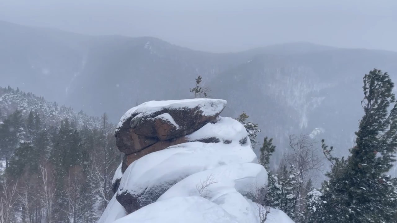 В дирекции нацпарка разъяснили нововведения посещения Столбов Нововведения касаются запрета на посещение неутвержденных маршрутов и подъемов на скалы Как заверили в национальном парке штрафов за нарушение по крайней мере сейчас не предусмотрено Тем не менее и ответственность за травмы во время походов должны нести сами туристы Что нельзя делать на Столбах и ждать ли наказания за несоблюдение правил ТВК
