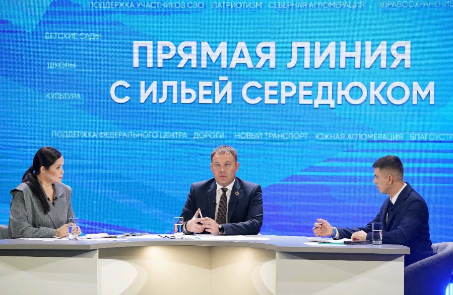 На прямой линии губернатор Кузбасса Илья Середюк ответил на вопрос о тестовом запуске электрички между крупнейшими городами региона о развитии авиасообщения Запуск электропоезда при времени в пути 12 часов при цене в три раза выше автобуса это не решение транспортной проблемы а создание новой Сегодня работают 25 ежедневных автобусных рейсов которые доставляют пассажиров за 4 часа это действенная и востребованная альтернатива электричке которая не выдержит конкуренцию отметил глава региона Также Илья Владимирович рассказал о ходе реконструкции аэропорта в Кемерове Его закроют на ремонт в 2027 году для пассажиров организуют комфортный трансфер в Новокузнецк Уже завершен первый этап участок взлетно посадочной полосы длиной более 1 км Второй этап участок длиной 2 2 км будет реализован с применением механизма концессионного соглашения с привлечением средств федерального бюджета и инвестора Развитие аэропортов входит в Программу социально экономического развития региона утвержденную Председателем Правительства Михаилом Мишустиным В Кузбассе уже действуют два международных аэропорта в Кемерове и Новокузнецке Аэропорт в Шерегеше станет третьим в регионе Кузбасс Павел Федяев Подписаться