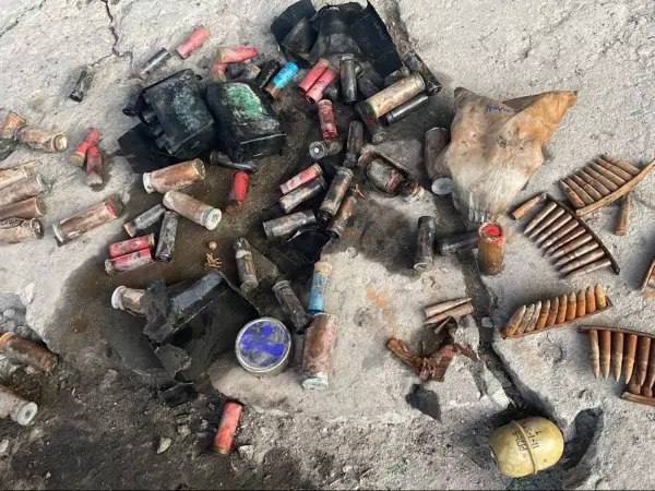 На Северном в Ростове мужчина выловил из водоема гранаты и патроны с помощью магнита Необычную находку сделал 38-летний ростовчанин днем 21 июня на одном из водоёмов в микрорайоне Северный. Мужчина занимался поиском металлических предметов при помощи поискового магнита и неожиданно вытащил из воды тяжелый пакет. Заглянув внутрь, горожанин обнаружил боеприпасы — несколько гранат и патронов. Он незамедлительно сообщил о находке в полицию. На место прибыли сотрудники правоохранительных органов. Опасные предметы изъяты, обстоятельства появления боеприпасов в водоеме устанавливаются. Подписаться на "Новости Ростова" Прислать новость