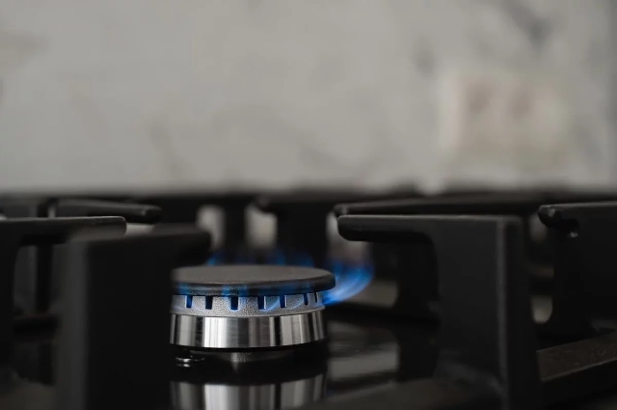 На Кубани четверо детей и мать задохнулись газом в собственном доме 7 февраля 2022 года в Северском районе Кубани в частном доме нашли тела пяти человек 37 летней женщины и четверых ее детей Младшему на момент трагедии не исполнилось и двух лет Свидетелем страшной картины стала бабушка которая зашла в гости проведать дочь и внуков Следователи установили что причиной гибели стало отравление угарным газом Обвинения предъявили трем сотрудникам газораспределительной организации 29 сентября 2025 года они услышали приговор Подробности в нашем материале Мы в Max АиФ Краснодарский край в ТГ